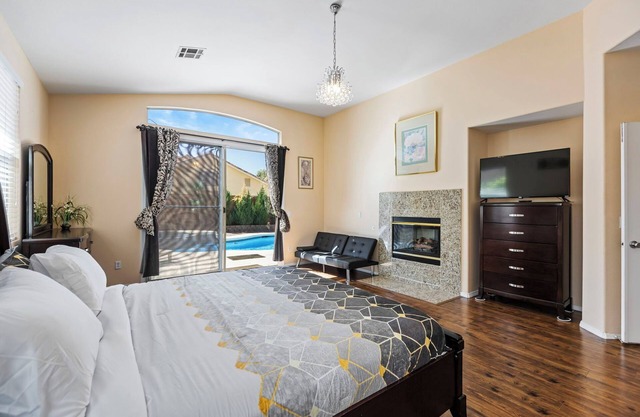 3bd 3 bath delightful home 20 min Strip. 1 king 2 queen sofabed pool spa, garage