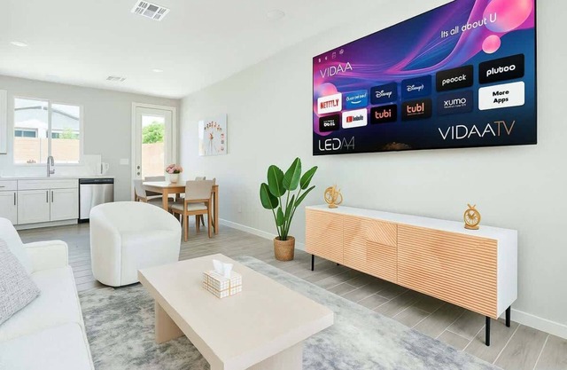 3BD | Free Parking | 75" Smart TV | 2BR | 2Bath
