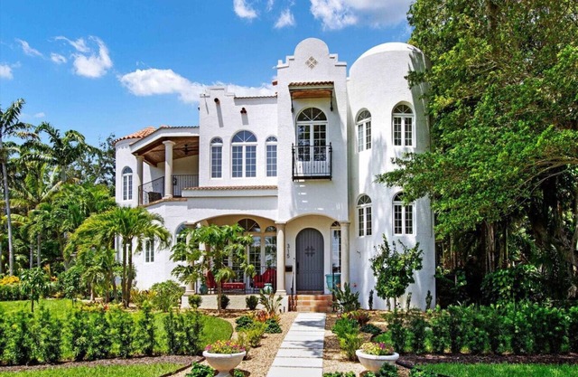 3BR/2.5BA Luxury Granada Terrace Villa in St. Pete
