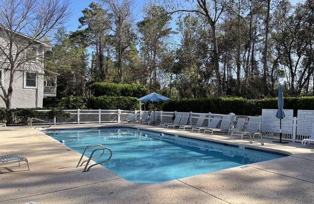 3BR/2.5BA Townhouse, Pet friendly, Elevator, Community Pool!