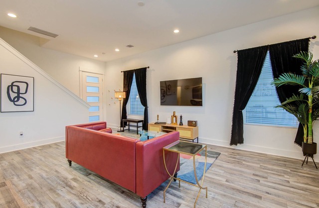 3BR/2.5BA Vibrant Heights/Pet-Friendly
