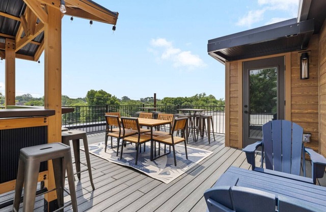 3BR Bachelor Retreat | Patio Hangouts| Sleeps 10!