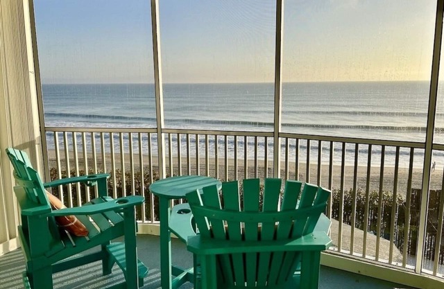 ON THE BEACH! - POOL, BEACH- PICKLEBALL. 3 Bed -2 Bath Condo with Ocean Views!"