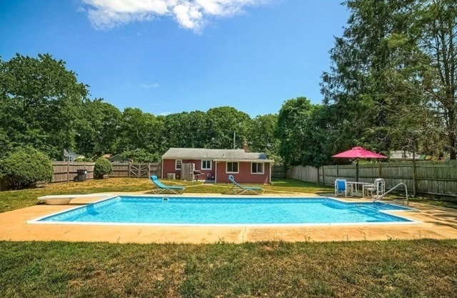 3BR Cape House w/ Big Pool in Fenced in Back Yard, A/C, Outdoor Shower, WiFi, TV