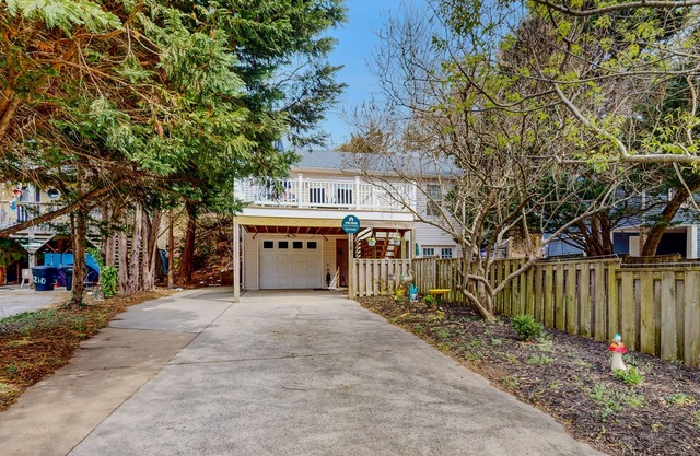 3BR dog friendly home with game room, pool access