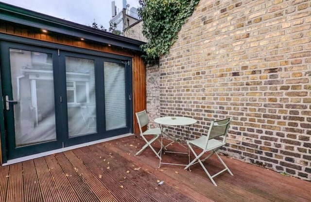 3BR Dublin 4 Gem: Walk to Docks, Beach & Tech HQs