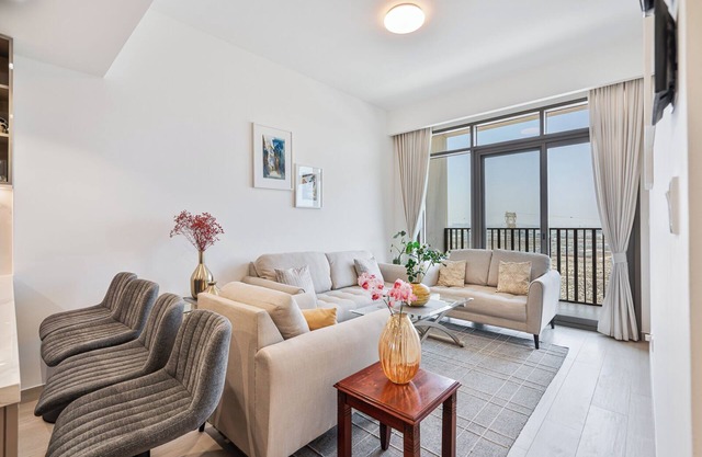 3BR Elegant Haven W/ Gym, Pool & 2 Parking Spaces