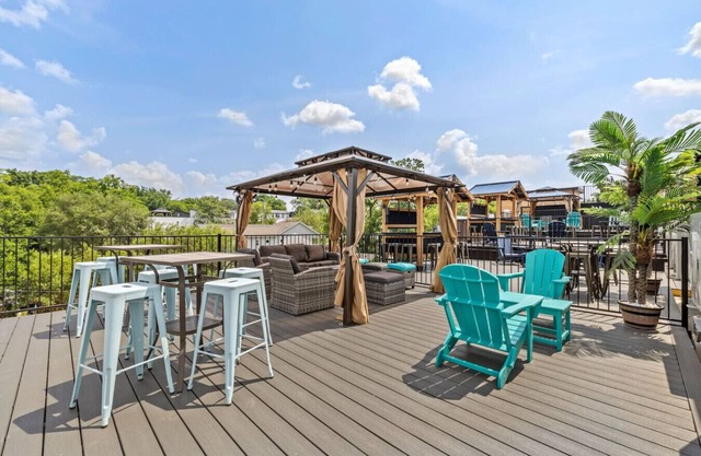 3BR - Sleeps 10 | Makeup Room + Rooftop!