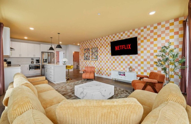 3BR - Sleeps 10 | Makeup Room + Rooftop, Near DT!