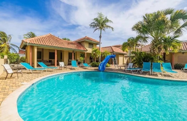 3BR Town Home in Gated Community @ Palm Beach