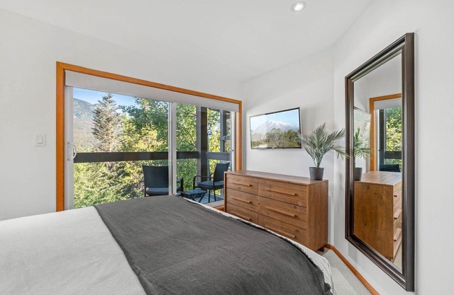 3BR | Whistler Creek Ridge | Ski-in/Ski-out | Private Hot Tub | Private Patios w/ BBQ | Fireplace