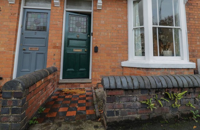 4 ARTHUR ROAD, pet friendly, with a garden in Stratford-Upon-Avon