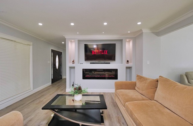 4 Bd 4 Ba w/ Private Studio 10 G WIFI and AC