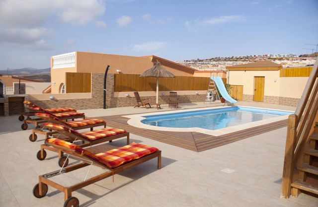 Villa de 4 dormitorios en la ciudad, piscina de 10 m con tobogán para niños, valla de seguridad, barbacoa, salones al aire libre