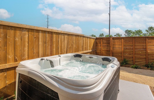 4 Bedroom 3 Bathroom + HOT TUB + Parking