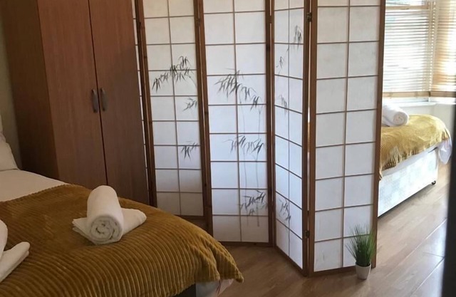 4 Bedroom, 8 bed apartment,Free parking