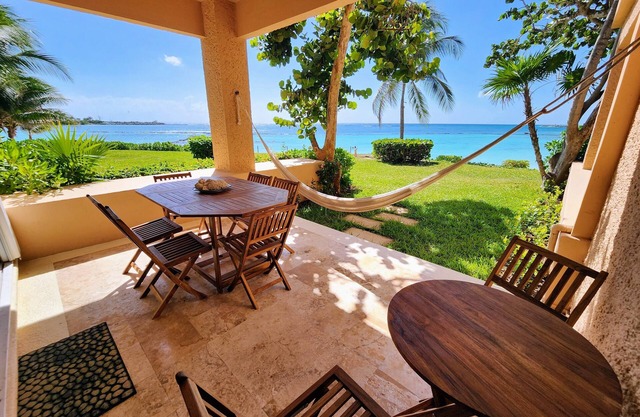 Villa de Playa de 4 Habitaciones con Acceso Directo a la Playa, Piscina y Mar.