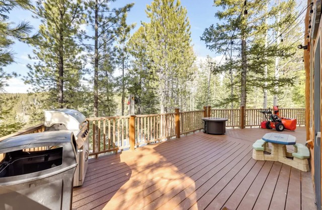 4-bedroom chalet in amazing Duck Creek Village with wrap around decks