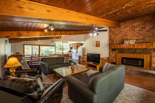 4 Bedroom Cottage near The Village, Private Beach Access, BBQ, Petfriendly