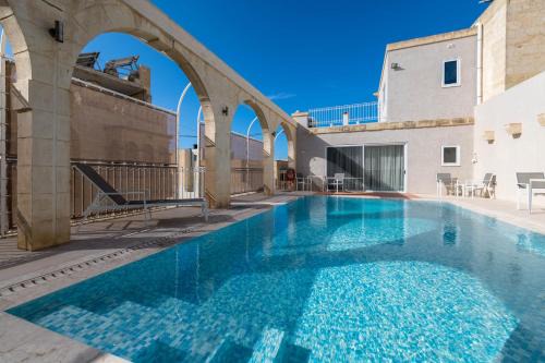 4 Bedroom Holiday Home with Private Pool