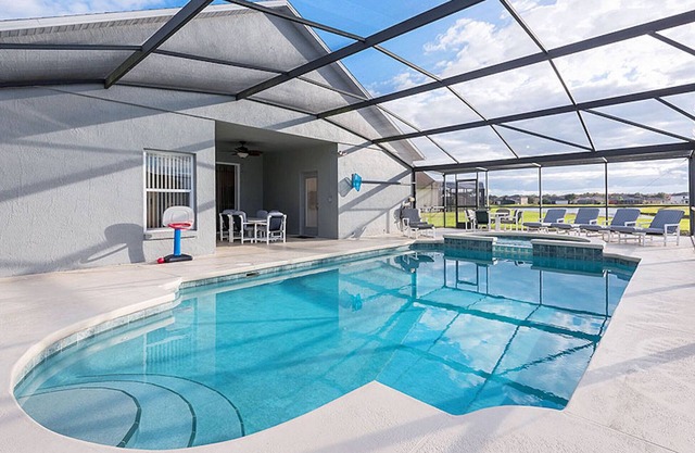 Casa para no fumadores con piscina climatizada con energía solar gratuita y spa en un área cerrada en un lago