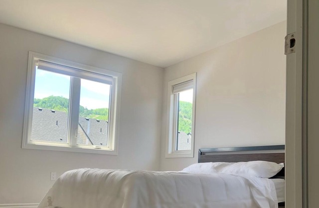 4-Bedroom Home - Waterfront and Mountain Views