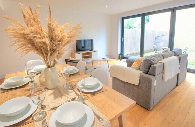 Morden- 4 Bed/Ensuite/Wifi/Morden/Off st Parking