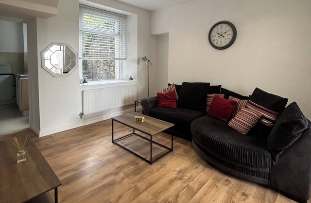 Spacious 4 Bedroom House - Central & Pet Friendly