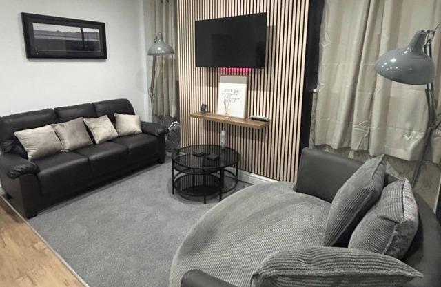 Modern Cosy Spacious 4 Bedroom House