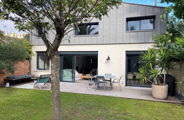 4 bedroom house with swimming pool close to the city center.