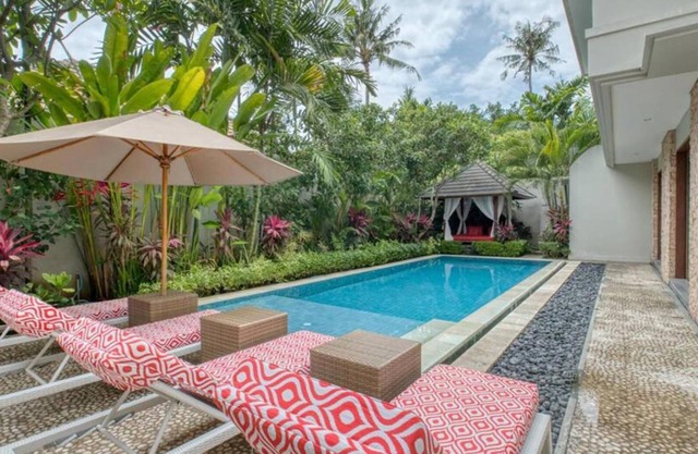 Esta villa es de 4 dormitorios, 3 baños, ubicada en Denpasar, Bali.