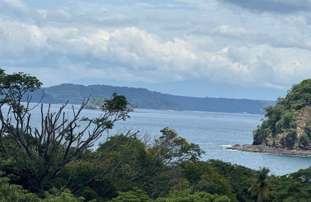 4-bedroom ocean view house in beautiful Playa Ocotal with AC and plunge pool.
