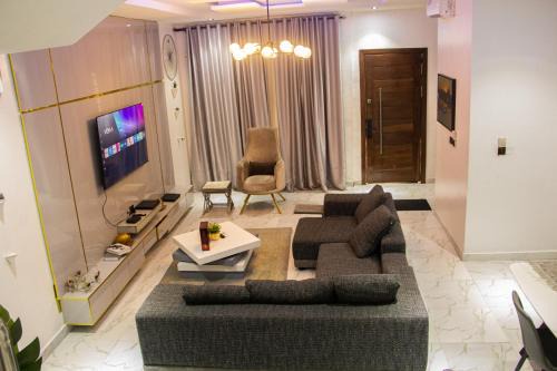 4 Bedroom Orchid Haven Home With High Speed WiFi and free Parking with Long Stay Ready
