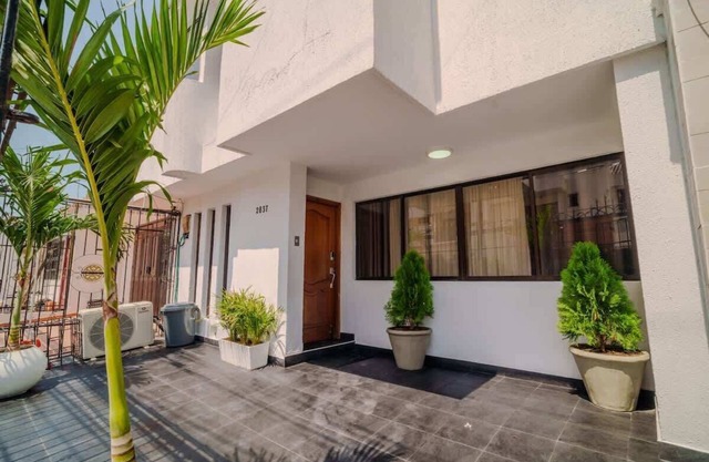 4 Bedroom Luxury Palace Central to ALL Major Attractions - Pool, Rooftop, Sauna!
