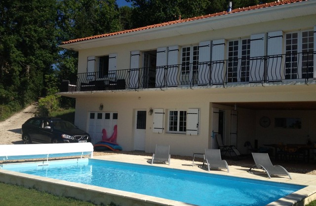 Villa de 4 dormitorios con piscina privada y vistas impresionantes al río Dronne.