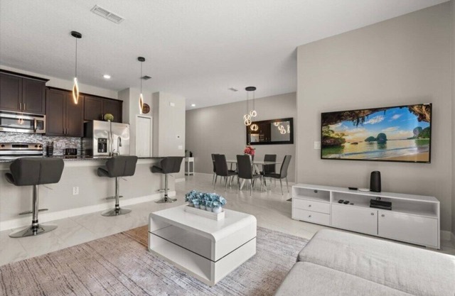 4 Bedrooms/ 3 Bathrooms/ Storey Lake (4792CT)