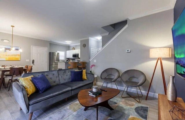 4 Bedrooms/3 Bathrooms/Lucaya Village (2-101)