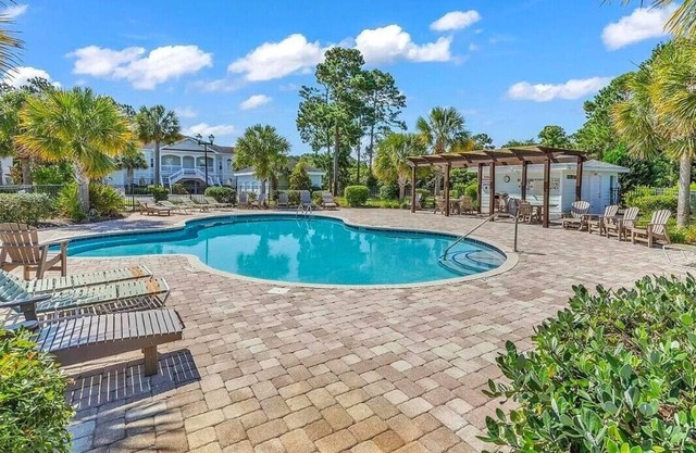 4 Bedrooms, 3 Full Baths, Pawleys Island Condo: 2-minute drive to private beach