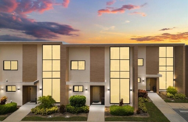 4 Bedrooms/4.5 Bathrooms/Magic Village (7528BD)