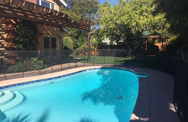 4 dormitorios y 3 baños completos + oficina en Walnut Creek. Gran patio con piscina!
