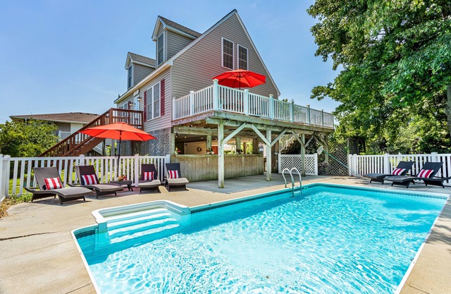 4 bedrooms Cape Cod with pool, 100 yards from the beach