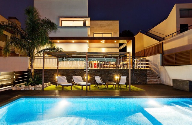 Villa moderna y alegre con piscina climatizada y privada