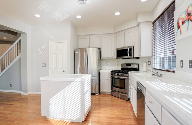 4 Bedrooms only 10 minutes from Oakland Airport, 27 minutes from San Francisco