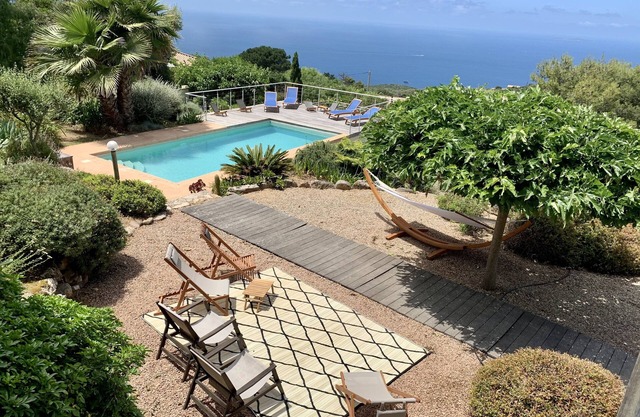4 bedrooms, swimming pool, garden, sea view, quiet
