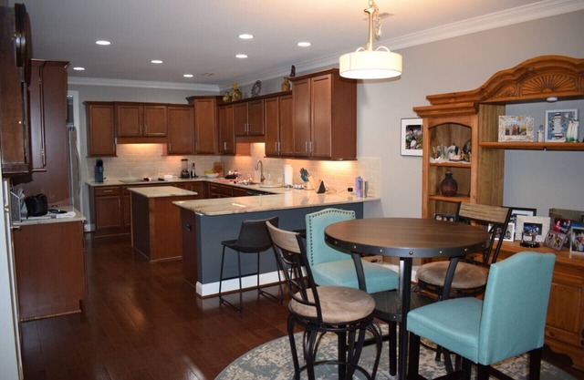 4 Bedrooms w/ Hot Tub & Game Room in Great Neighborhood