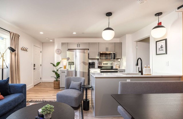 4 Beds 3 Bedroom Updated Condo w/ Desks, Patio + Parking
