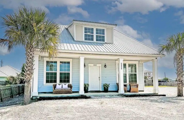 4 BR 2BA Beach House w/ POOL sleeps 12, Cross Street to Beach!