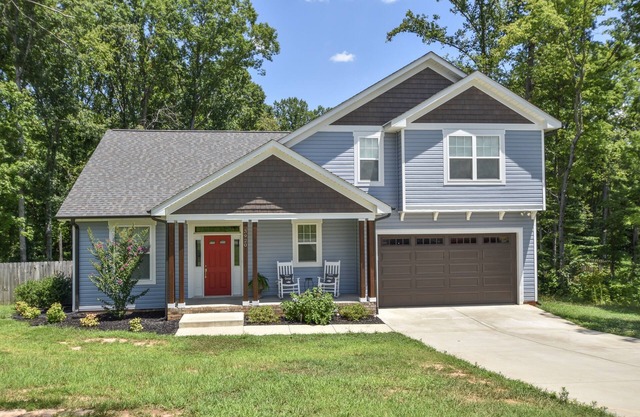 ¡RECIENTEMENTE CONSTRUIDO EN MCGEE POINT en LKN! ¡CERCA DE TODO PERO LEJOS DE TODO!