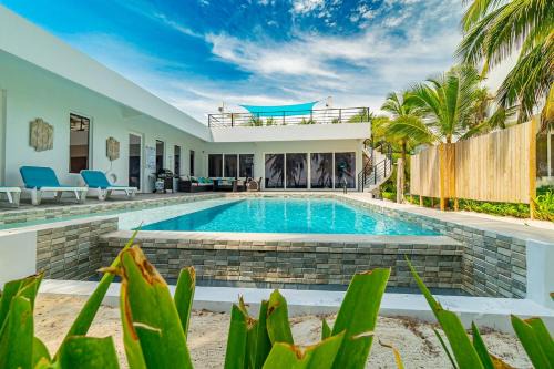 4 Br Belize Beachfront Villa W Pool, Beach & Pier