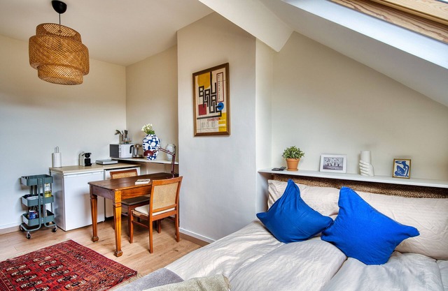 4/Comenstay.be/ Cozy 25m2 Studio under the Roof 2minutes walk from Gare du Midi!